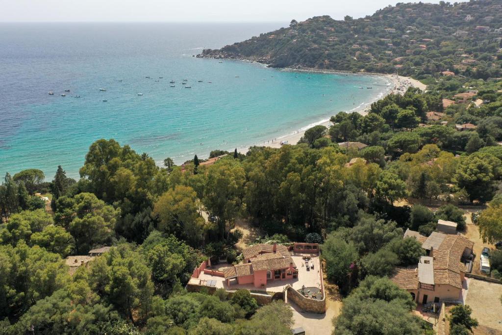 een luchtzicht op een huis en het strand bij Villa La Petite Etoile in Torre delle Stelle