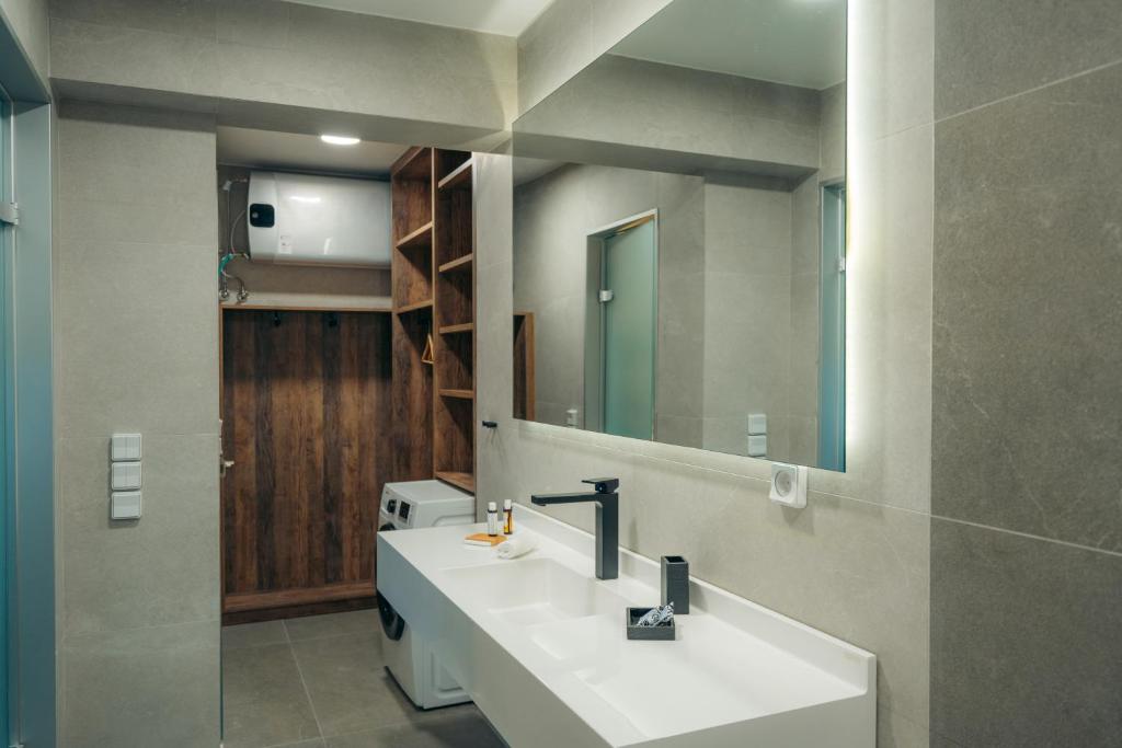Ванная комната в Loukia Apartments