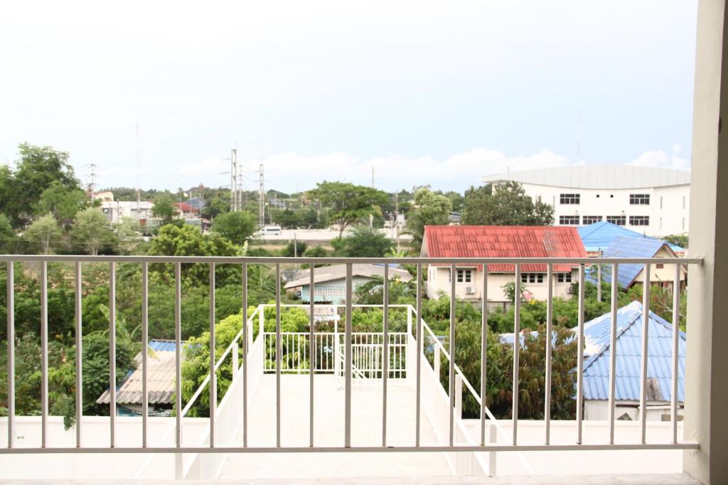 Balkón nebo terasa v ubytování โรงแรม เดอะพีช / The Peach hotel