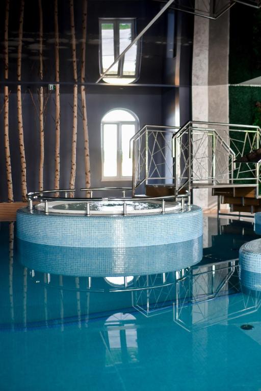 Bazén v ubytování Jarzębinowy Resort & SPA nebo v jeho okolí