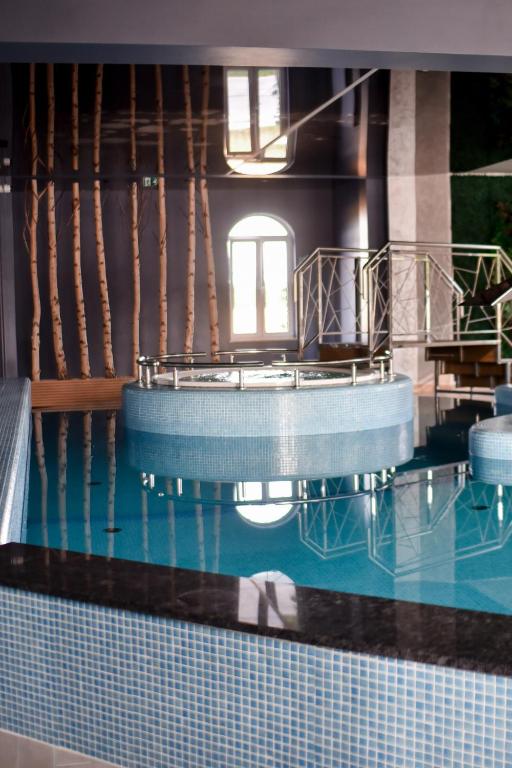 Bazén v ubytování Jarzębinowy Resort & SPA nebo v jeho okolí