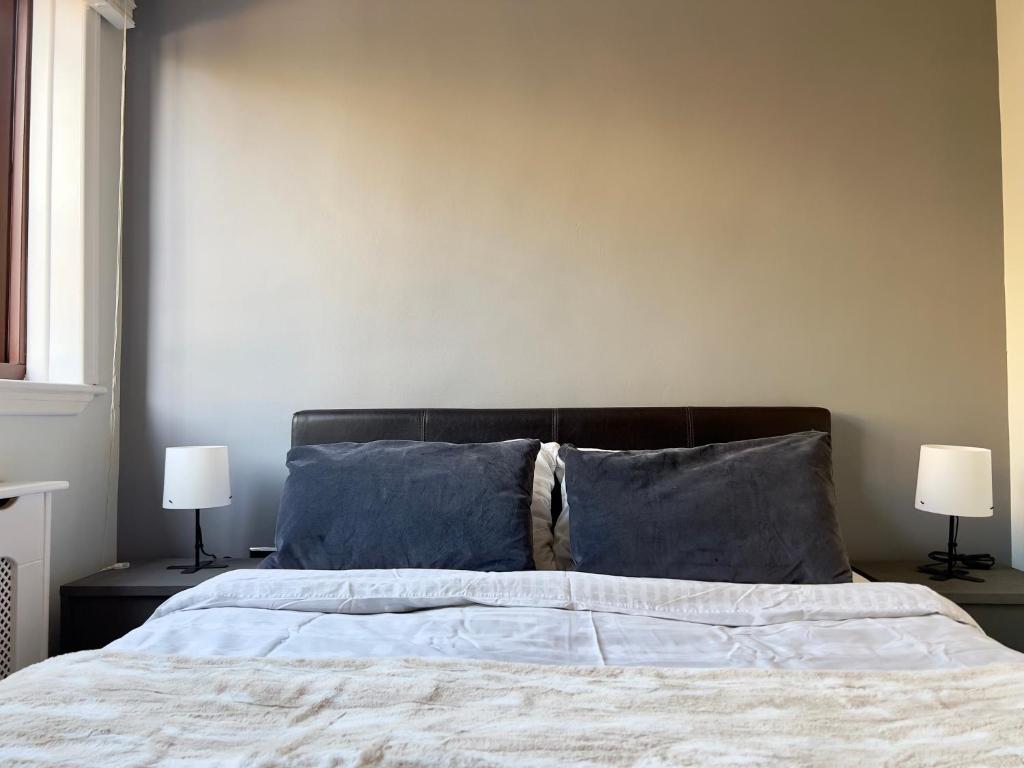 เตียงในห้องที่ Charming and Spacious 1-Bedroom Flat in Hampstead
