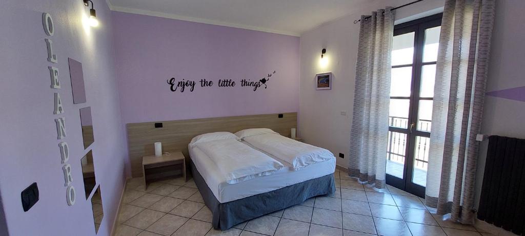 Postel nebo postele na pokoji v ubytování Eden Guest House Colico