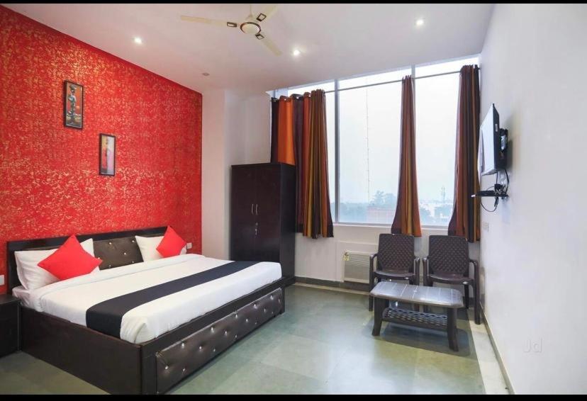 Bulandshahr的住宿－Hotel Park，一间卧室设有一张床和红色的墙壁