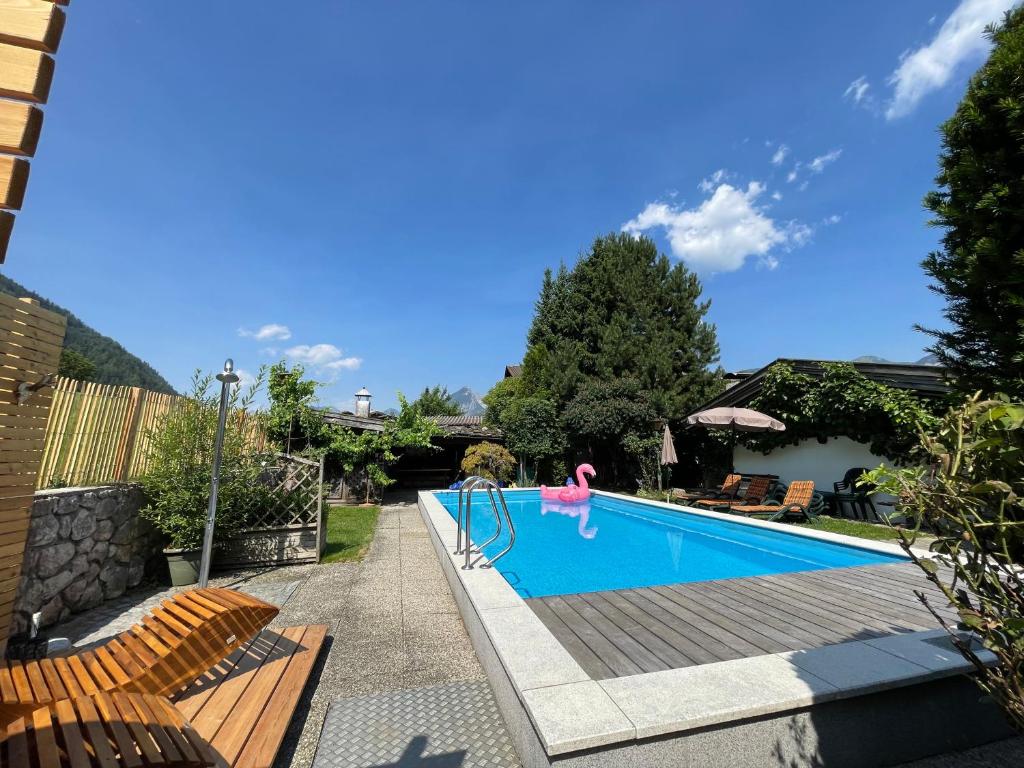 una piscina en un patio con 2 sillas al lado en Chalet Nina, en Reith im Alpbachtal