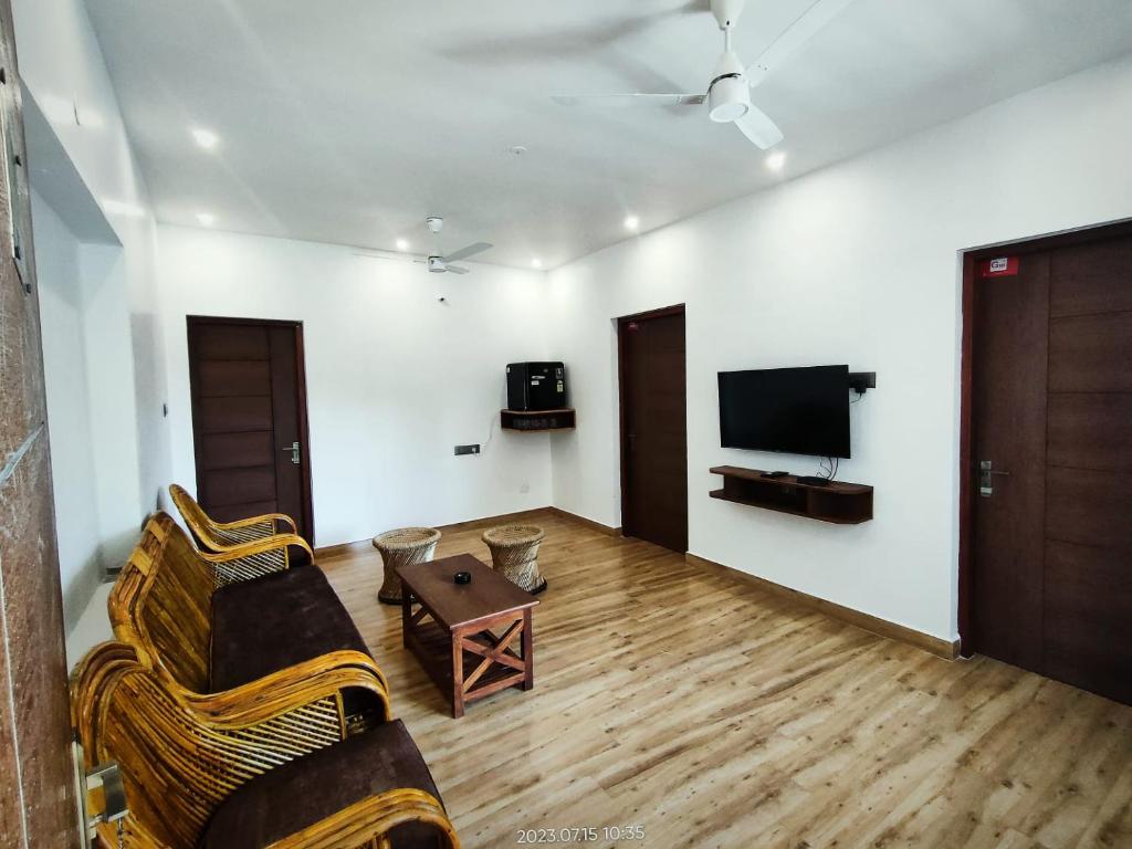 TV a/nebo společenská místnost v ubytování Hotel NT Grand Yercaud