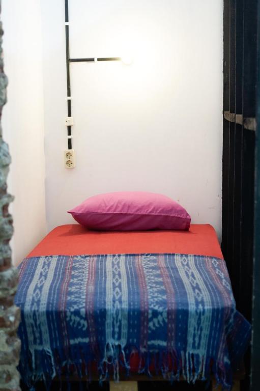 Postel nebo postele na pokoji v ubytování Good Karma Yogyakarta