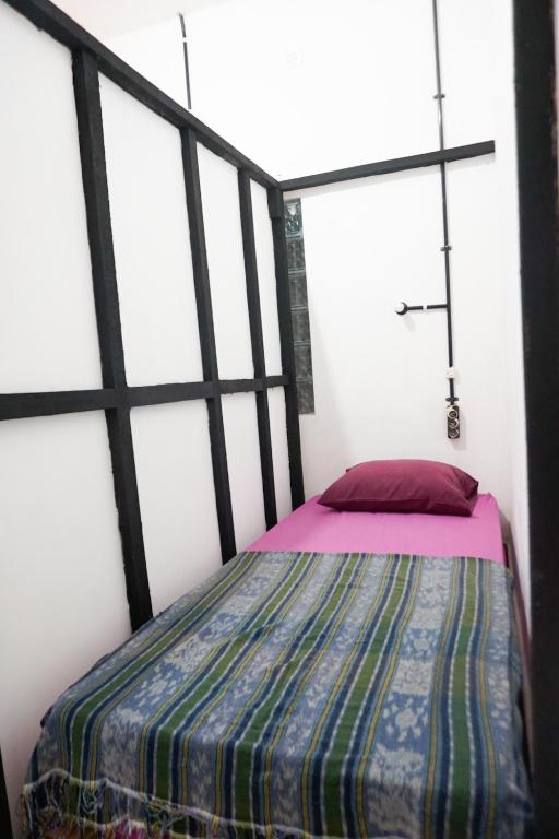 Postel nebo postele na pokoji v ubytování Good Karma Yogyakarta