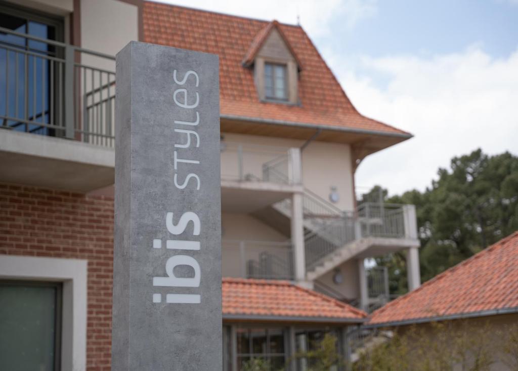 ein Schild vor einem Gebäude in der Unterkunft Ibis Styles Le Touquet in Le Touquet-Paris-Plage