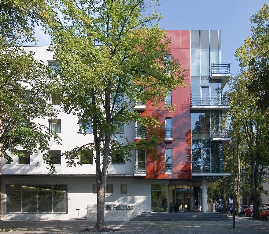 un edificio con un árbol delante de él en Spa Hotel Felicitas en Poděbrady