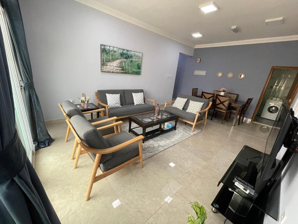 uma sala de estar com sofás, cadeiras e mesas em Fully Furnished 2bedroom apartment, Salalah, Oman em Salalah