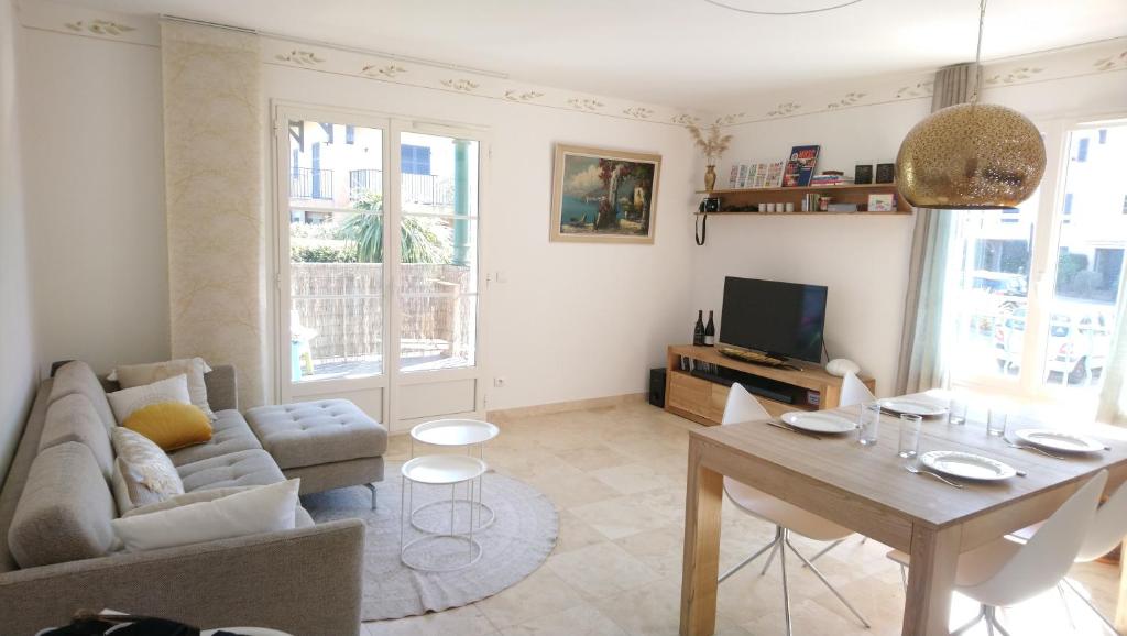 a living room with a couch and a table at Appartement premium T3 résidence piscine in La Croix-Valmer