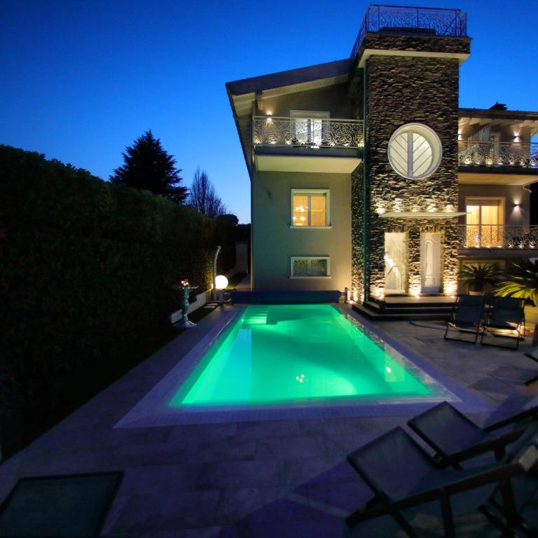 Bazén v ubytování B&B Bellavista Exclusive in zona centrale con piscina riscaldata e Jacuzzi vista lago nebo v jeho okolí