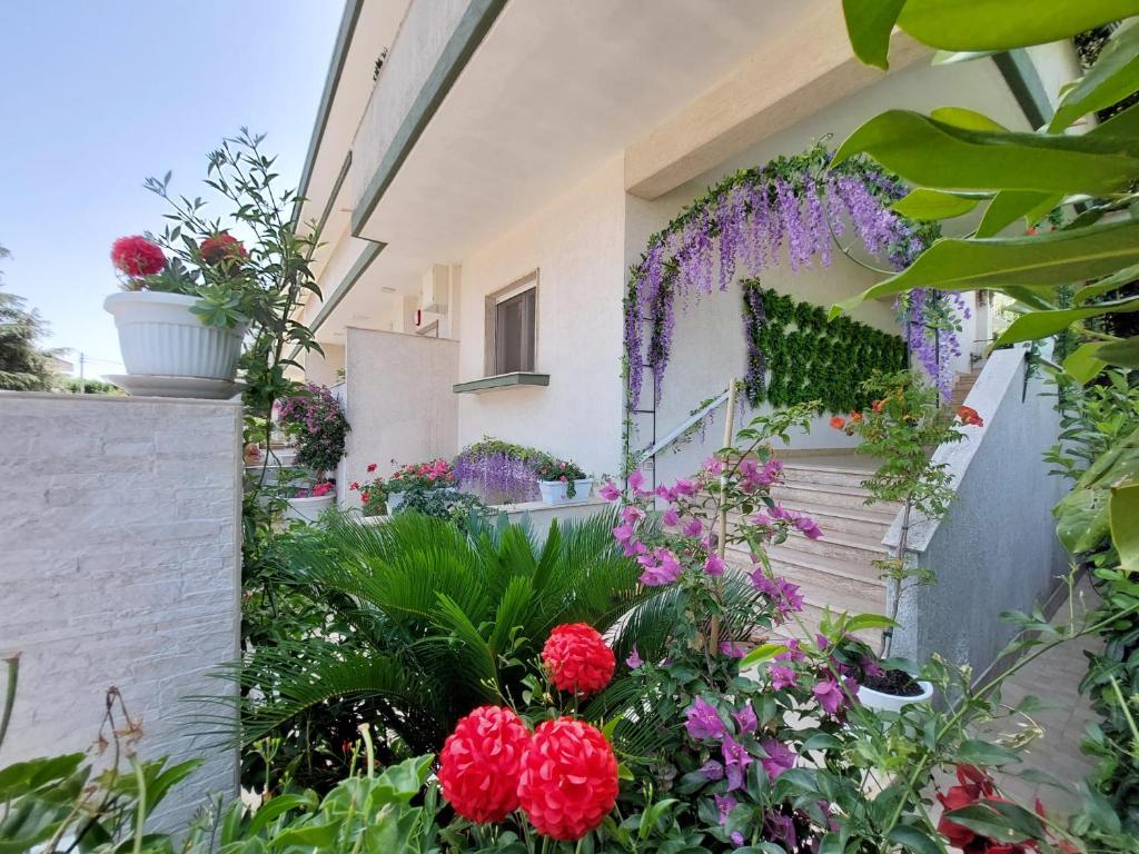 a garden with flowers on the side of a building at Casa di Sofia in Castellana Grotte