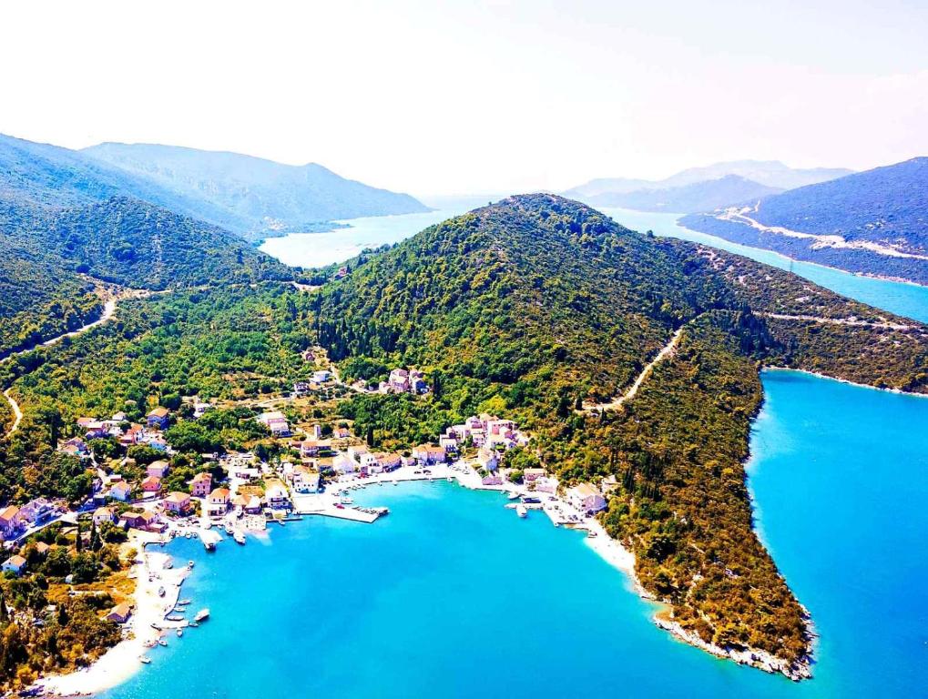 uma vista aérea de uma pequena ilha na água em Bougainvillea em Ston