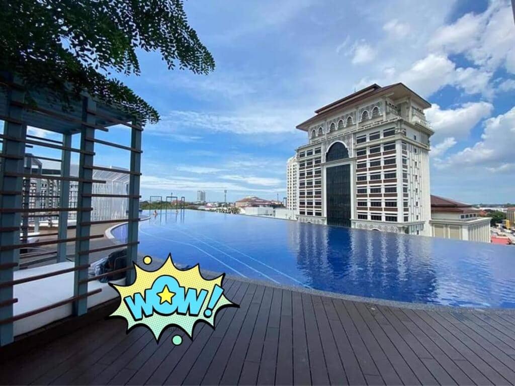 vistas a un edificio con piscina en Niks Troika Homestay, en Kota Bharu
