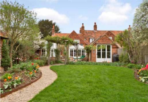una casa con césped y jardín en The Old Butchers in Hambleden en Henley on Thames