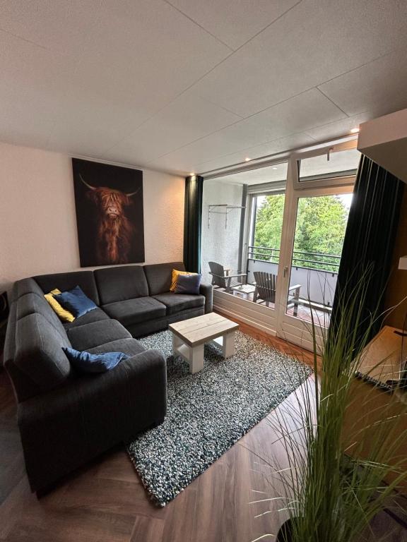a living room with a couch and a table at Appartement de Ruiter in Winterberg