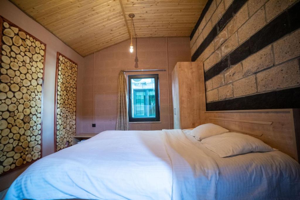 Postel nebo postele na pokoji v ubytování Arevik Resort Cottages