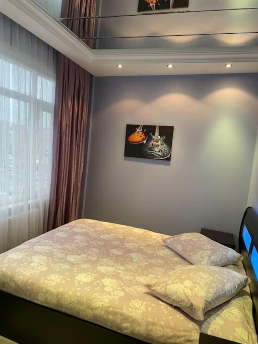 ein Schlafzimmer mit einem Bett und einem Bild an der Wand in der Unterkunft İstanbul’un Merkezi in Istanbul