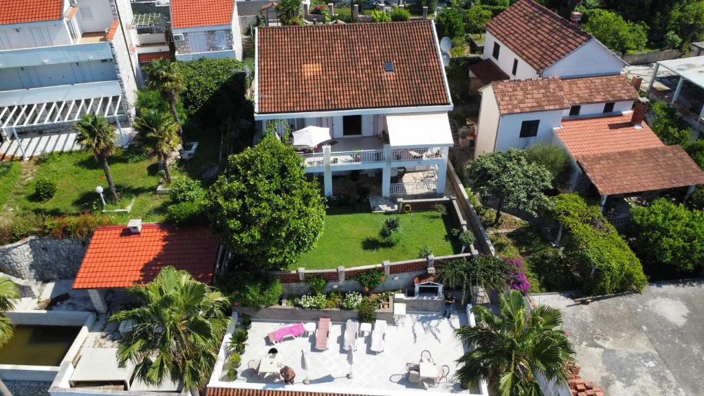 an aerial view of a house with a yard at Apartmani Milosevic in Herceg-Novi