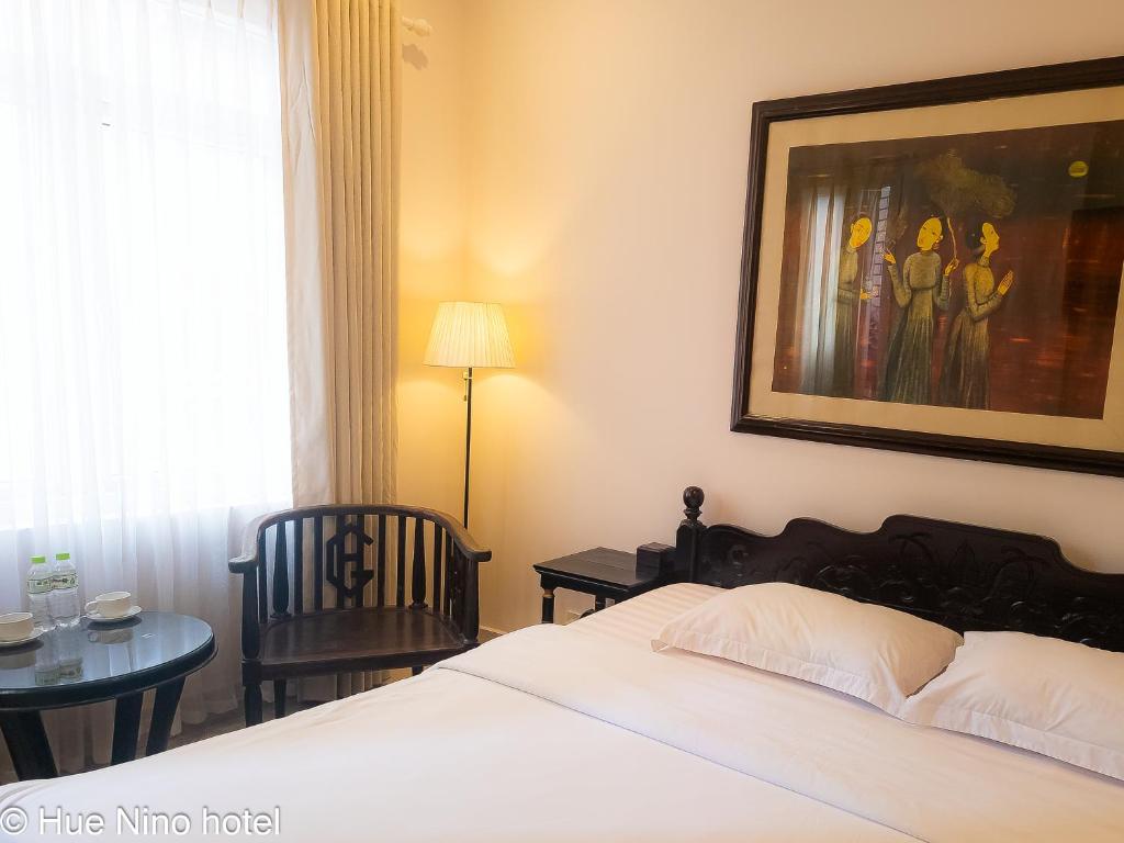 Giường trong phòng chung tại Hue Nino Hotel