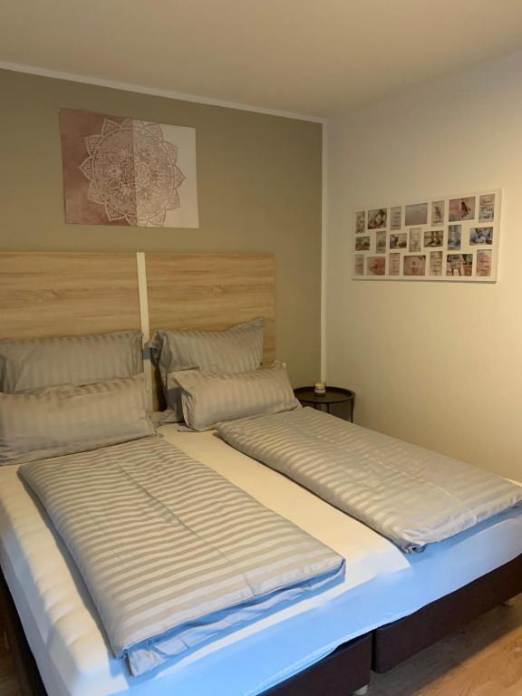 1 cama grande en una habitación con en Ferienwohnung KaRo, en Bodensdorf