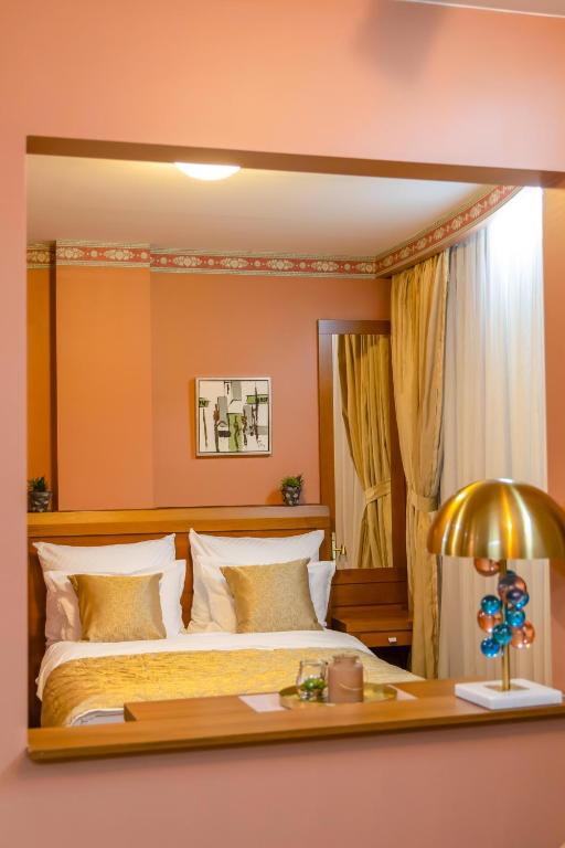 Postel nebo postele na pokoji v ubytování Hotel Ambasador Prishtina
