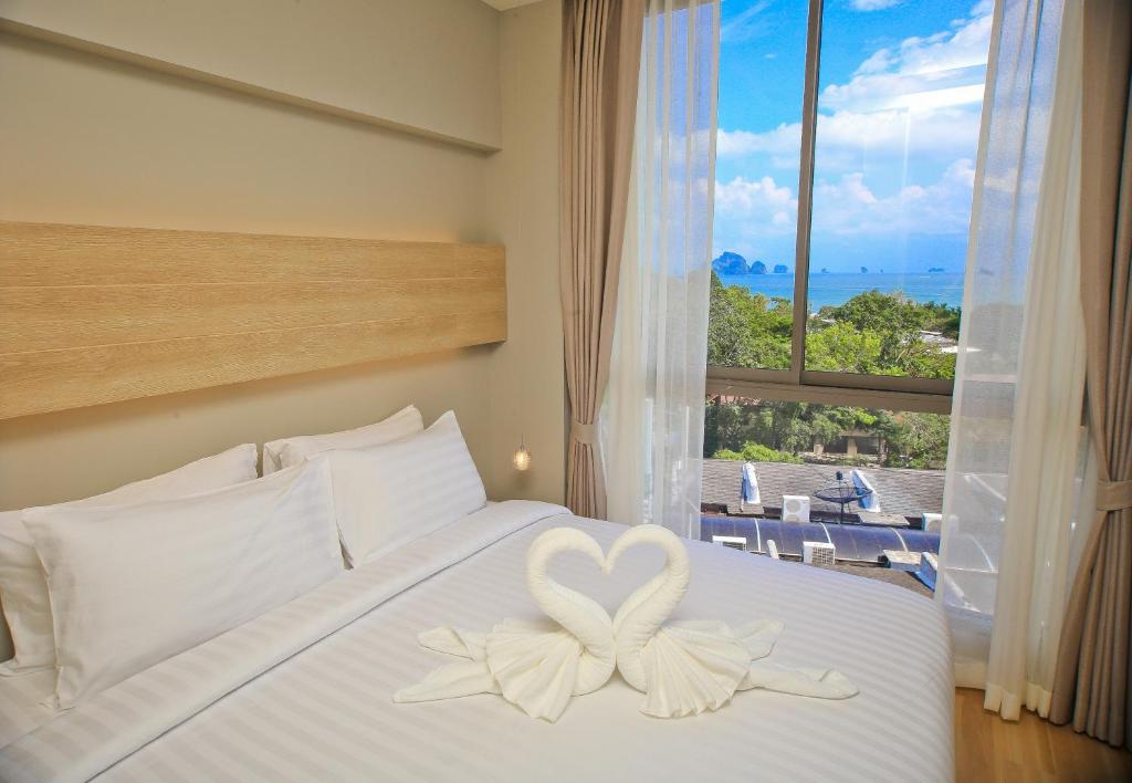 Postel nebo postele na pokoji v ubytování The Rocco Luxury Residence Ao-Nang Krabi