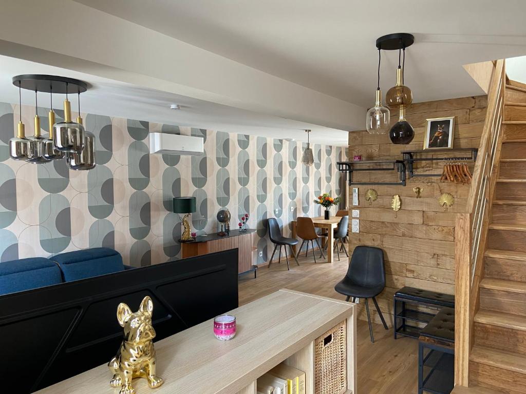 een woonkamer met een blauwe bank en een tafel bij La maison Mousseaux, Centre ville 2 chambres in Châteauroux