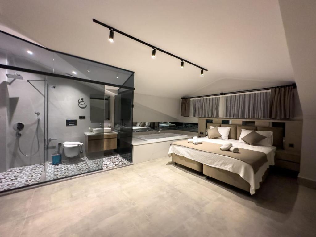 ein Schlafzimmer mit einem großen Bett und einer Dusche in der Unterkunft Luxurious Villa w Pool Sauna Patio in Fethiye in Fethiye