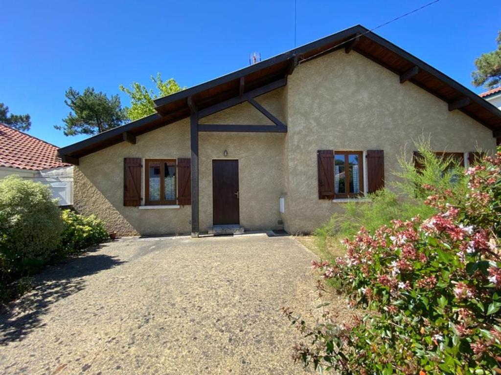 une maison avec une allée devant dans l'établissement Charmante maison landaise 6 pers. avec jardin, terrasse, proche plage - Capbreton - FR-1-413-221, à Capbreton