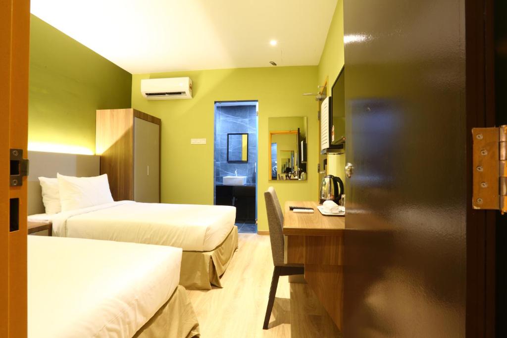 Postel nebo postele na pokoji v ubytování YEE HOTEL Permas Jaya