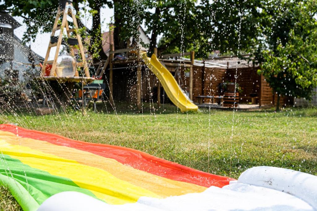 Plac zabaw dla dzieci w obiekcie Szürke Vendégház Balatonkenesén