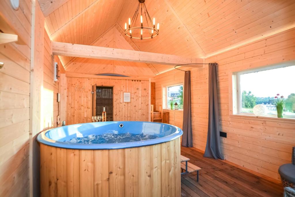 un ampio bagno in legno con una grande vasca di Ośrodek Wypoczynkowy Bernadetta a Murzasichle