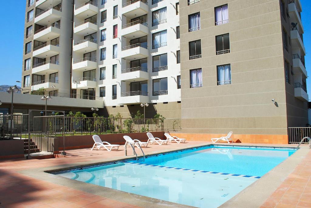 a swimming pool in front of a apartment building at Apartamento El Yodo in Antofagasta