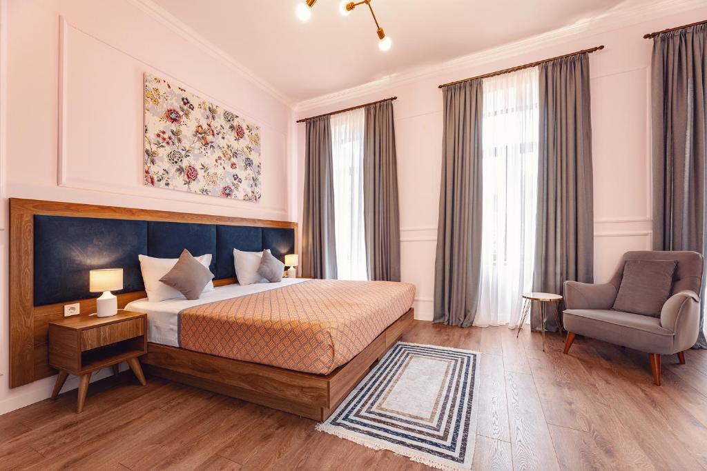 um quarto com uma cama e uma cadeira em Boutique Hotel Manufactura em Tbilisi