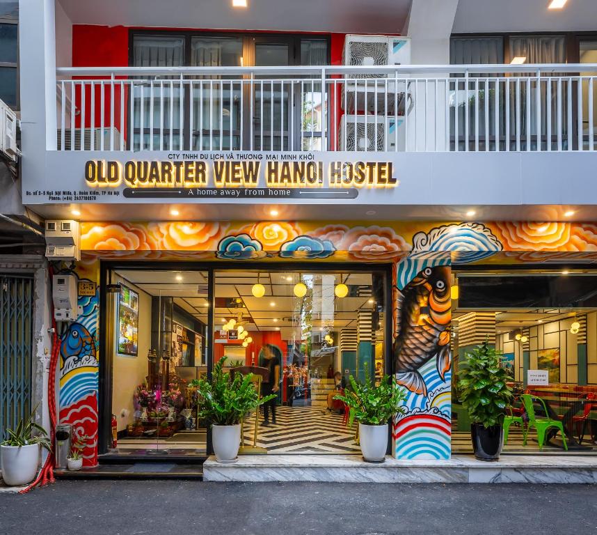 Old Quarter View Hanoi Hostel في هانوي: نزل الحي القديم هانوي هانوي مع النباتات في الأمام