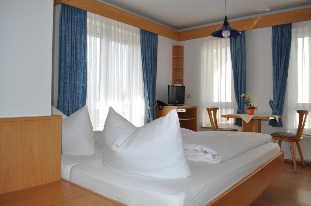 Postel nebo postele na pokoji v ubytování Pension Keller