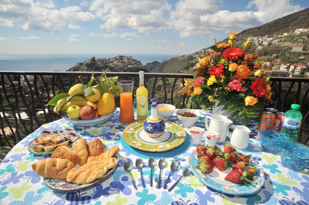 stół z talerzami jedzenia na balkonie w obiekcie Colpo dAli Amazing view in Ravello w mieście Ravello