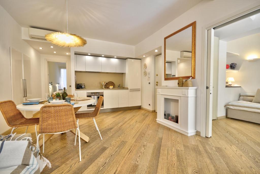 a living room with a dining table and a kitchen at Casa dell'Arco - 1 min walking from the beach in Santa Margherita Ligure