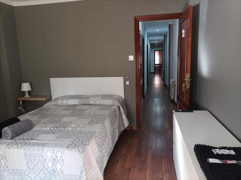 een slaapkamer met 2 bedden en een hal bij Habitación3 Villena lavanda in Villena
