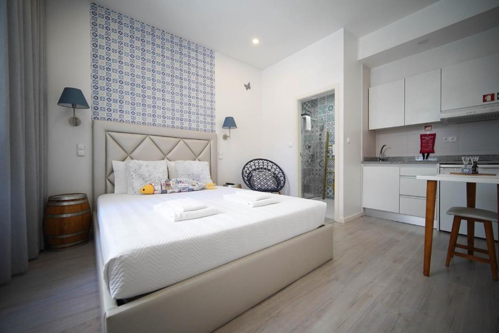 Łóżko lub łóżka w pokoju w obiekcie The Blue and White Porto House