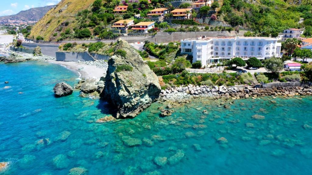 Hotel Ristorante La Scogliera في أمانتيا: اطلالة جوية على شاطئ فيه صخور في الماء