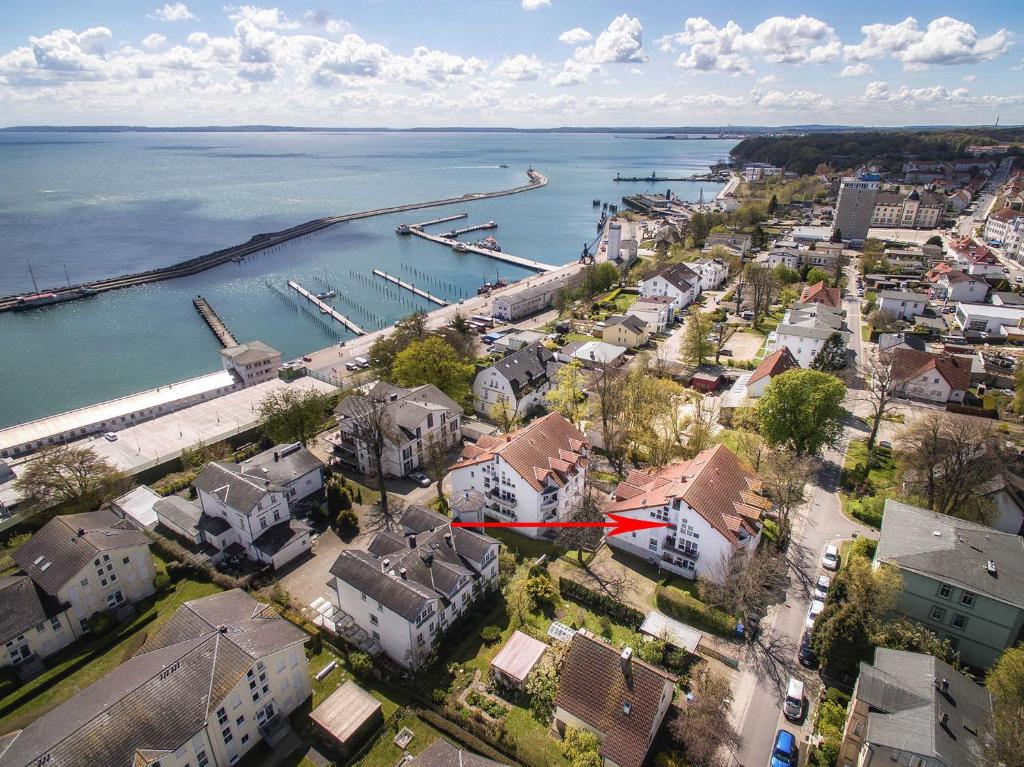 eine Luftansicht einer Stadt mit Hafen in der Unterkunft Maisonette Amalie in Sassnitz