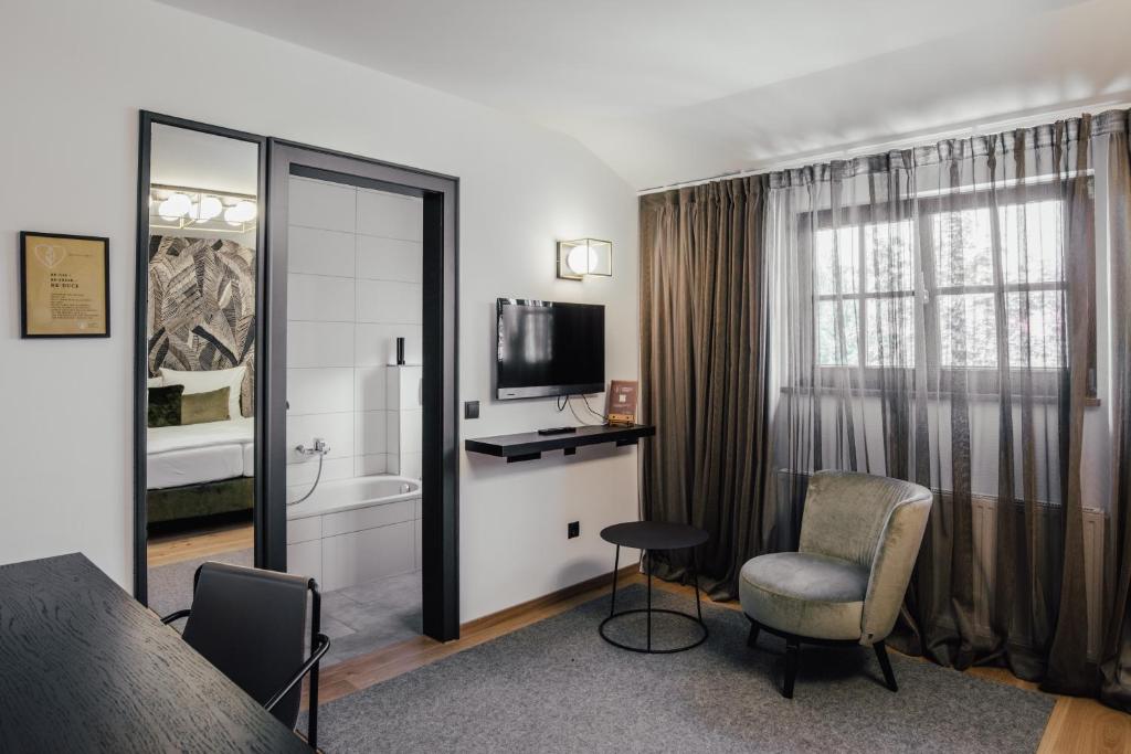 TV a/nebo společenská místnost v ubytování Hotel-Restaurant Ammerhauser