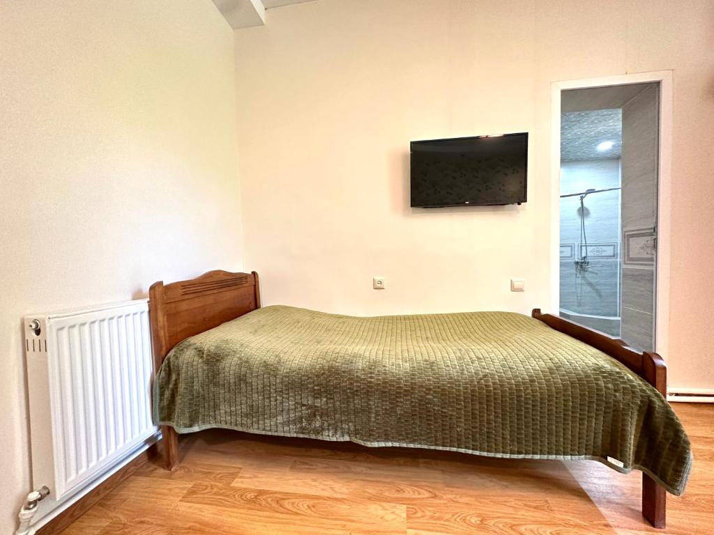 Llit o llits en una habitació de Guesthouse Mtkvari