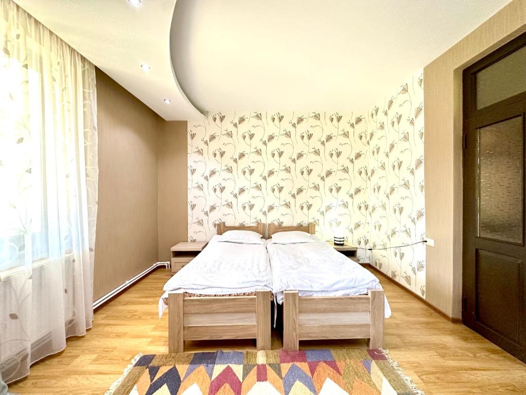 Llit o llits en una habitació de Guesthouse Mtkvari