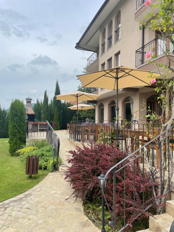 Jardín al aire libre en Eco House Kitana