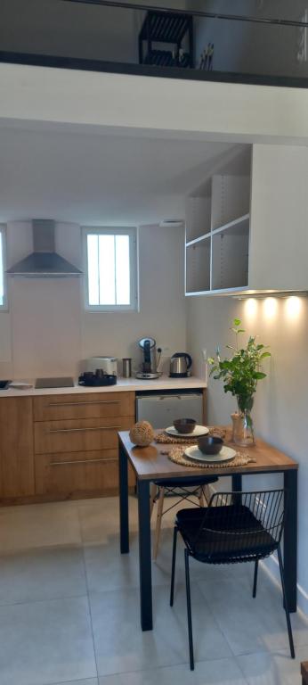 een keuken met een tafel en een stoel. bij La Pifote in Villes-sur-Auzon